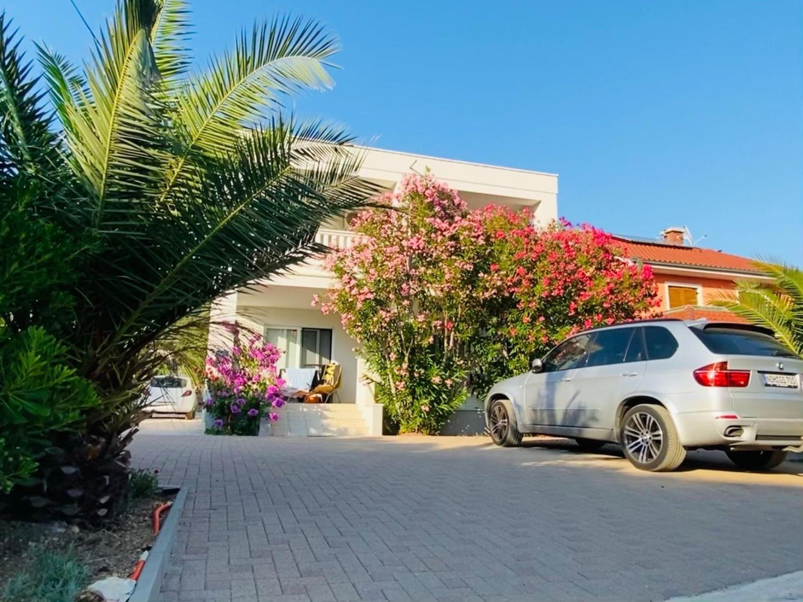Mr. Hall Apartments Barbat na Rabu ภายนอก รูปภาพ