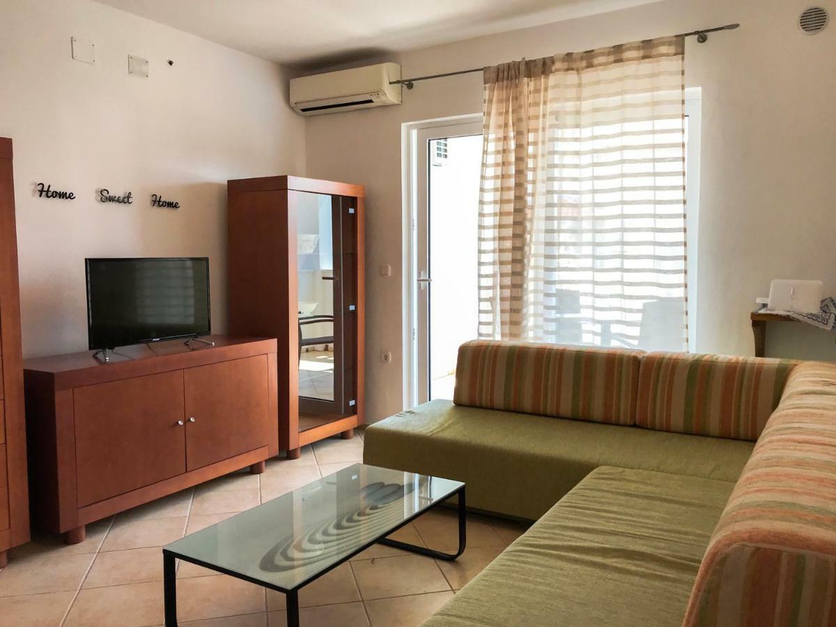 Mr. Hall Apartments Barbat na Rabu ภายนอก รูปภาพ