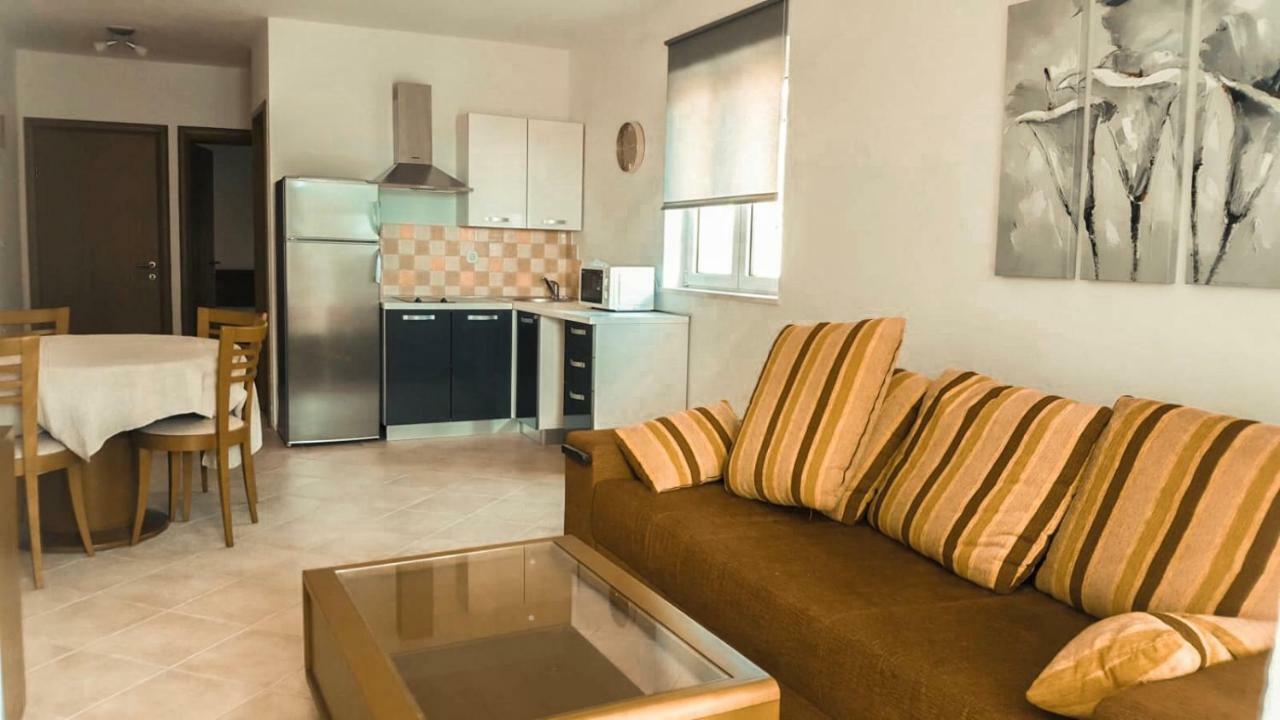 Mr. Hall Apartments Barbat na Rabu ภายนอก รูปภาพ